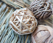 Ensemble de boules de saule, de courge et d'herbe aquatique